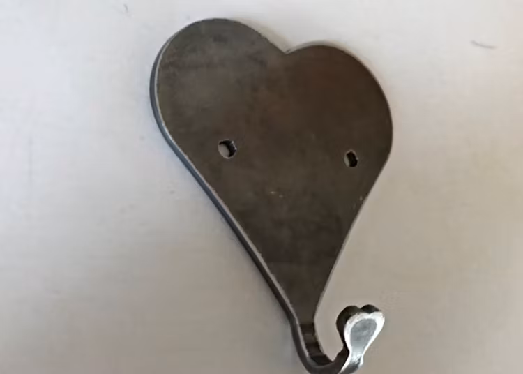 En hängare i form av ett hjärta i svartplåt.