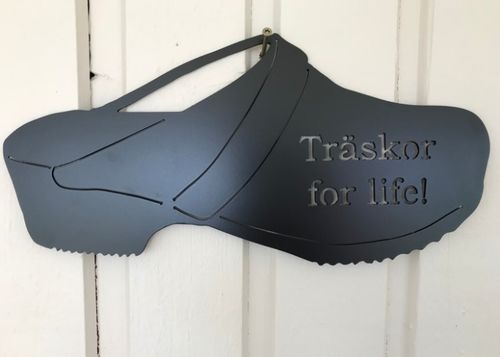 Träsko med kul text.