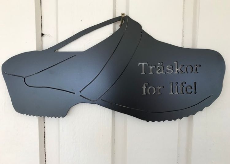 Träsko i plåt med texten "Träskor for life".