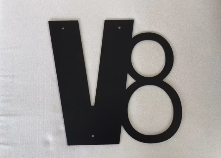 V8-skylt i stålplåt, svartlackerad.
