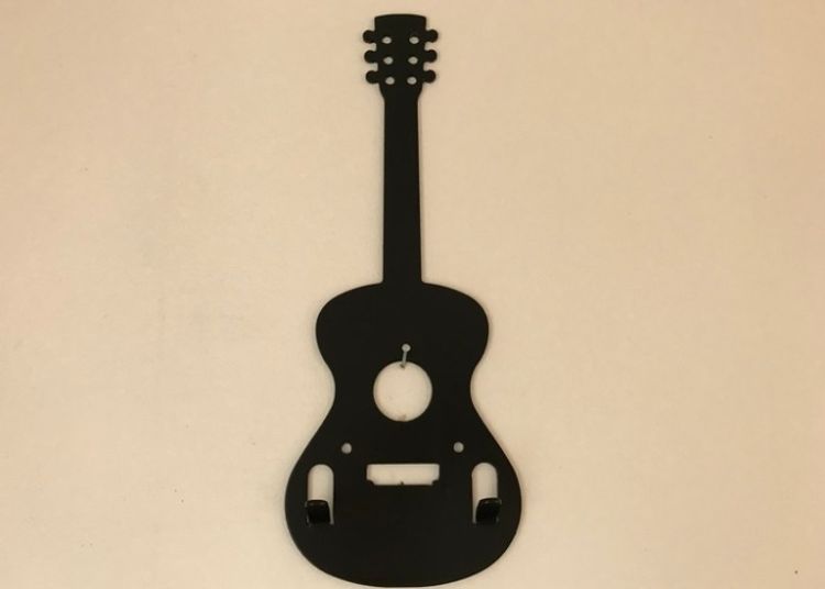 Svart gitarr i plåt med 2 stycken krokar.