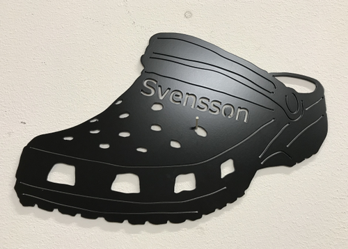 Foppatoffla med texten "svensson"