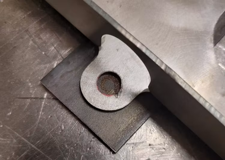 Hålen i batterifästet används som mall för att göra hålen i bygeln som ska hålla batteriet.
