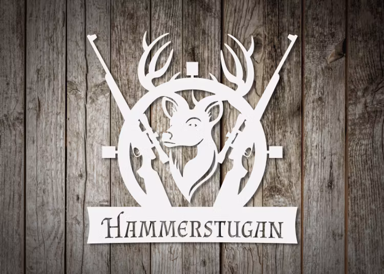 Vit skylt mot träfasad med motiv av en gjort och gevär.