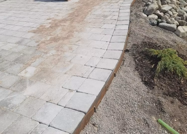 Kantstöd i corten mot plattsättning.