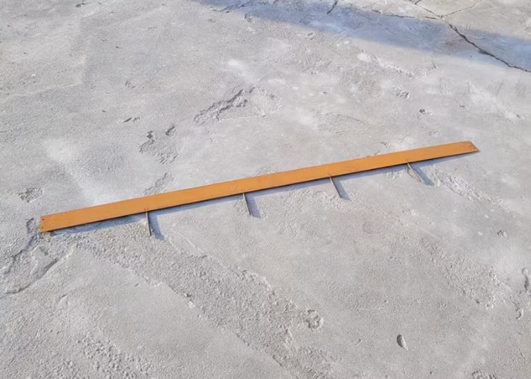 Rabattkant i Corten med pinnar att sticka ner i marken.