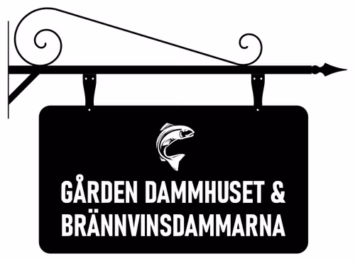 Gårdsskylt "Gården Dammhuset & Brännvinsdammarna"