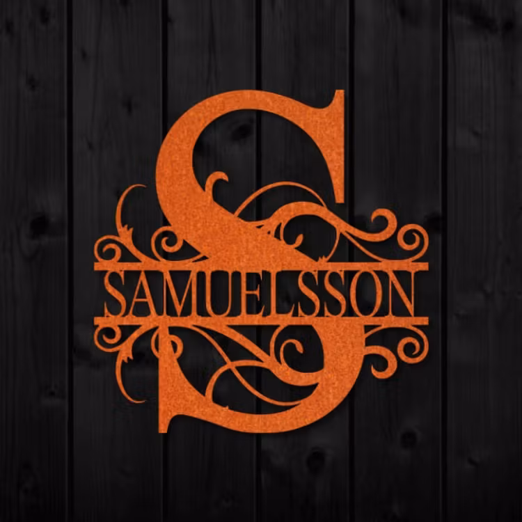 Personligt monogram med efternamn tillverkat i Cortenplåt.