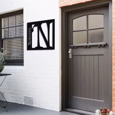 Personlig skylt med Husnummer / Bokstav och ditt Namn "Fyrfaldigheten"