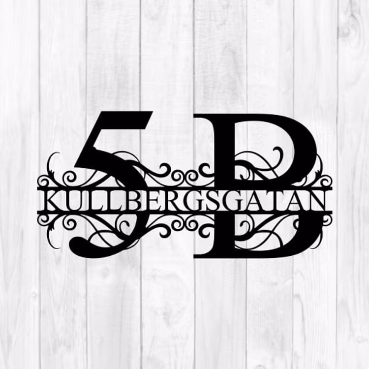 Fasadsiffra 5B i monogram med gatunamn, gjord i metall.