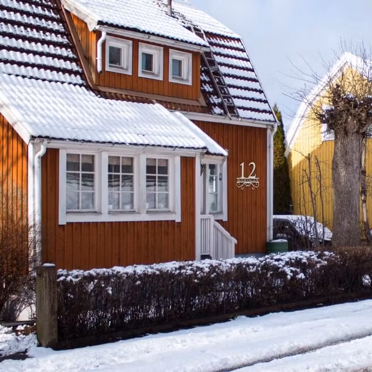 Hus med snygg husnummerskylt med egen text.