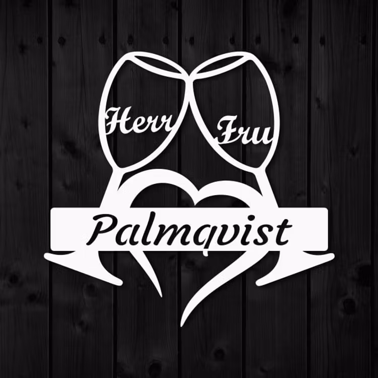 Vit väggdekor med texten Herr & Fru Palmqvist.