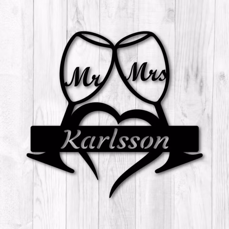 Väggdekor i metall med texten Mr & Mrs och eget efternamn.
