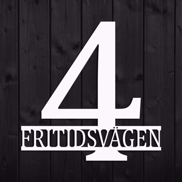 Personligt husnummer med gatunamn.