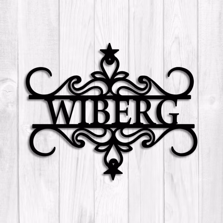 Svart väggdekor i metall, med namnet Wiberg.