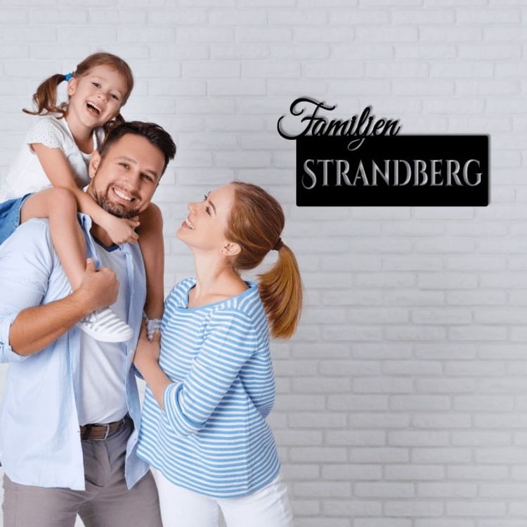 Lycklig familj med sin skylt.