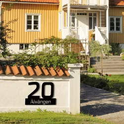Husnummerskylt med egen text - "Husligheten"