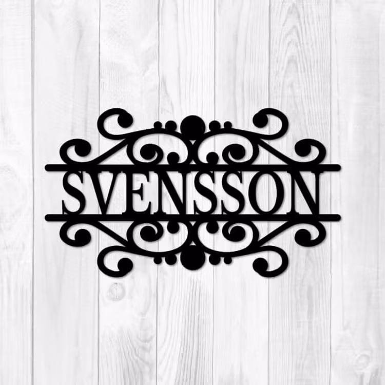 Svart väggdekor med namnet Svensson.
