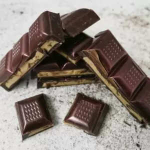 Mörk choklad 75% fylld med lent jordnötssmör och krispig knäck 140g, 1st