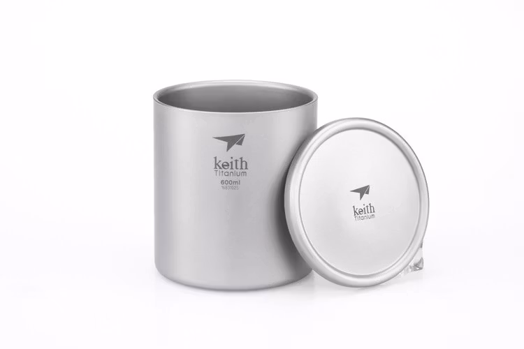 Double wall mugg med lock i titan
