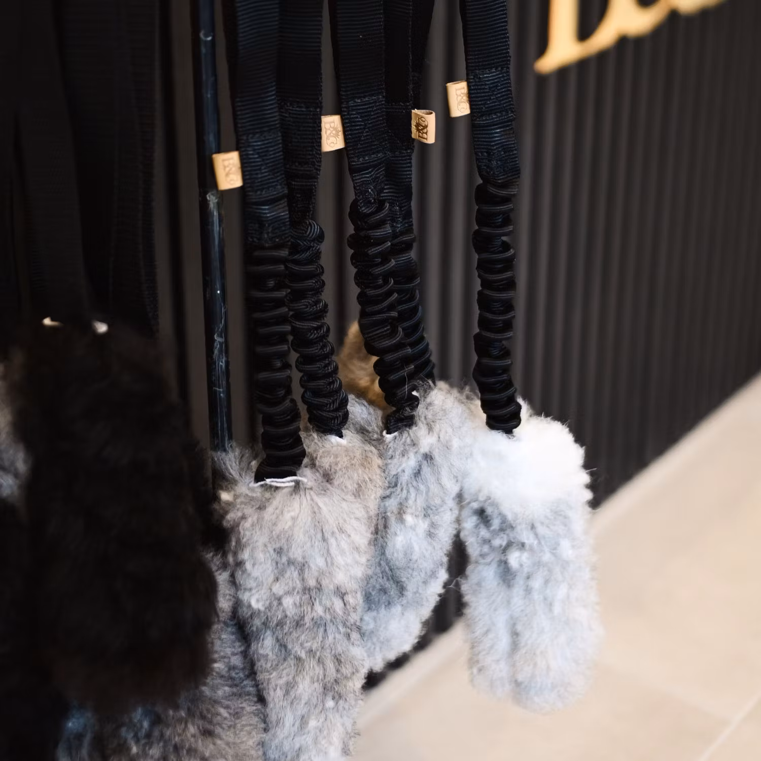 Hundleksak fårskinn med bungee