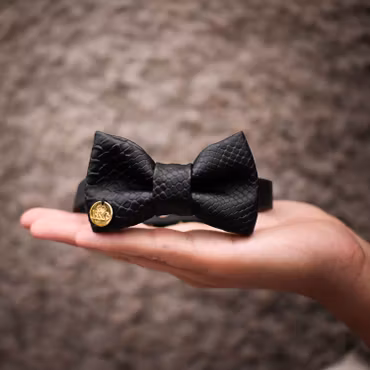 Hundfluga svart konstläder