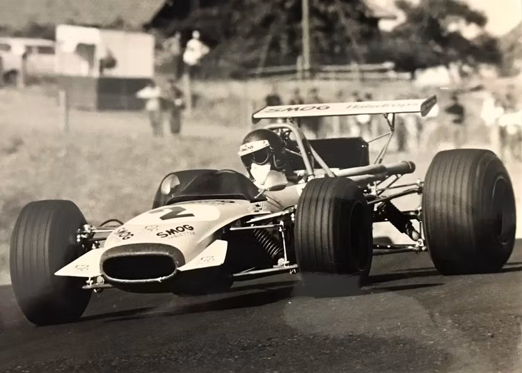 Ronnie i Tecno F3 med vinge och Smog-spons - format 18x24 cm