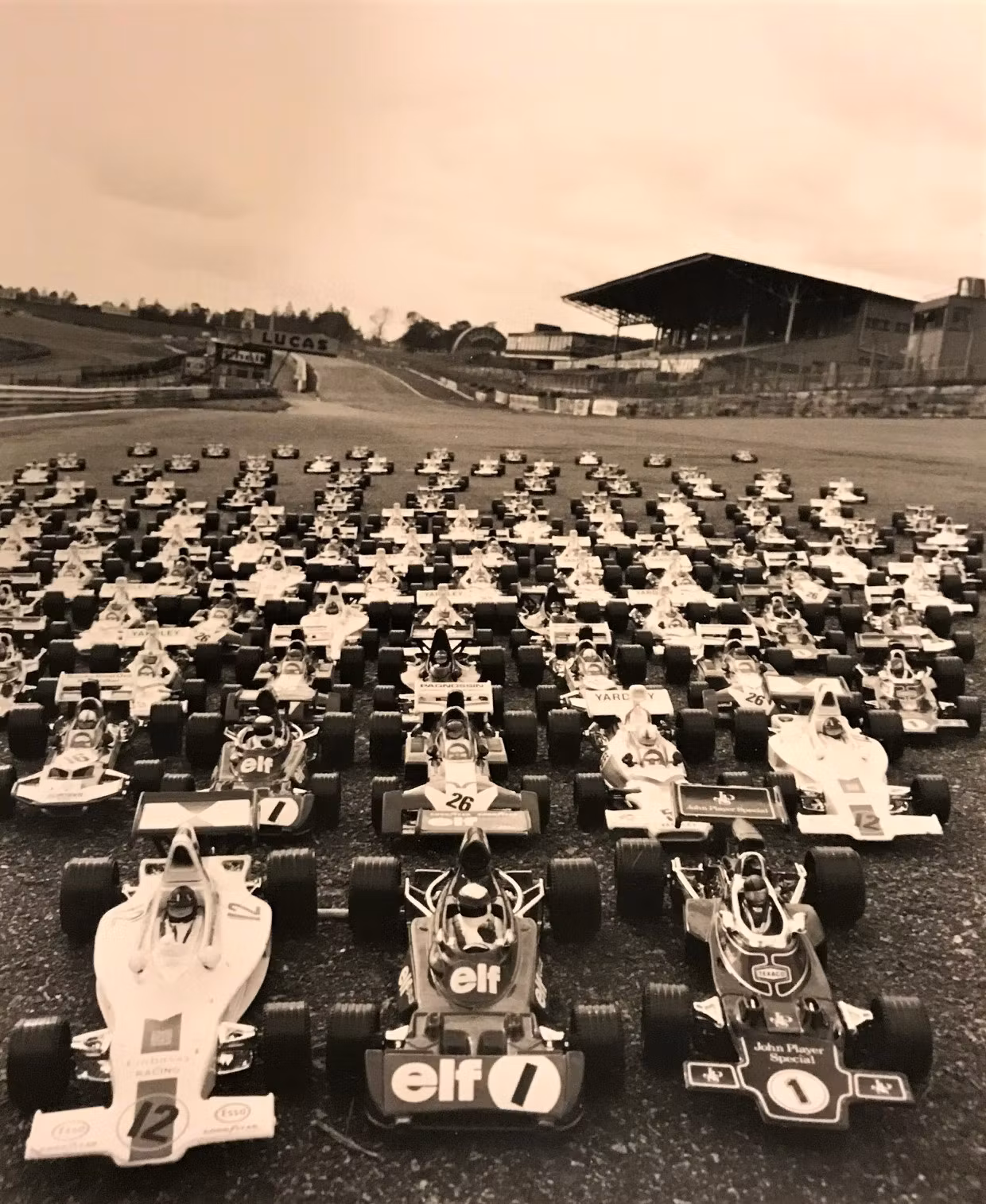 100 GP racers till start - Ford press release - fint, unikt foto i format 20 x 26 cm