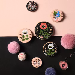 Pom Maker Oana Befort Black - svart pom-pom-verktyg i trä (Medium)