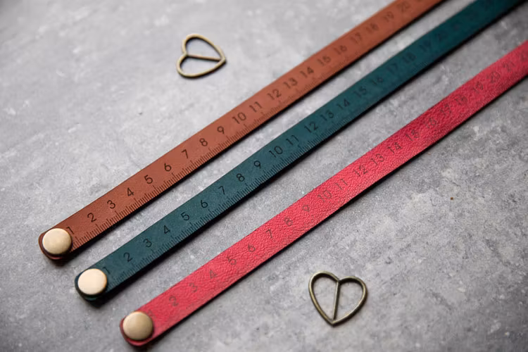 Måttarmband i vegetabiliskt garvat läder