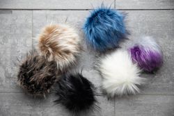 Lovafur Raccoon - lyxig pom pom i fuskpäls