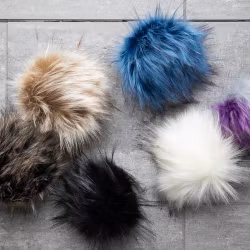 Lovafur Raccoon - lyxig pom pom i fuskpäls