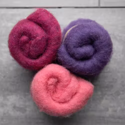 Svensk kardad ull - rosalila mix