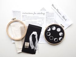 Junebug and Darlin - Broderikit Tavla - Moon Phases