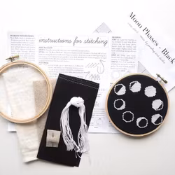 Junebug and Darlin - Broderikit Tavla - Moon Phases