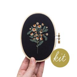 Junebug and Darlin - Broderikit Tavla - Moonlit Daisy