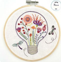 Un Chat dans l'aiguille - Broderikit Tavla - Lumière florale