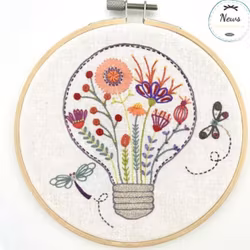Un Chat dans l'aiguille - Broderikit Tavla - Lumière florale