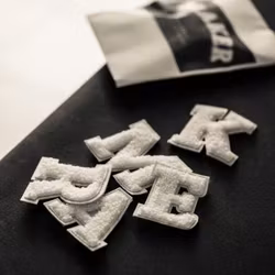 Merchant & Mills Varsity Letter Set - tygbokstäver "MAKER"