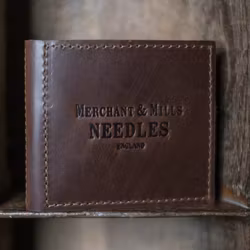 Merchant & Mills Leather Needle Wallet - nålbrev i läder med nålar och sax