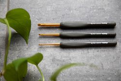 Tulip Etimo Gold - svart och guldig ergonomisk virknål (2 mm - 6.5 mm)