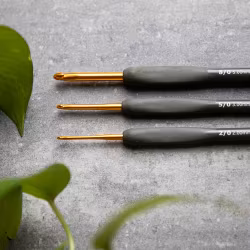 Tulip Etimo Gold - svart och guldig ergonomisk virknål (2 mm - 6.5 mm)