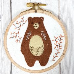 Corinne Lapierre - Folk Bear Felt Appliqué - kit för filtsömnad