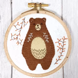 Corinne Lapierre - Folk Bear Felt Appliqué - kit för filtsömnad