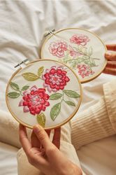 DMC Mindful Making - The Calming Carnations - kit med två broderier