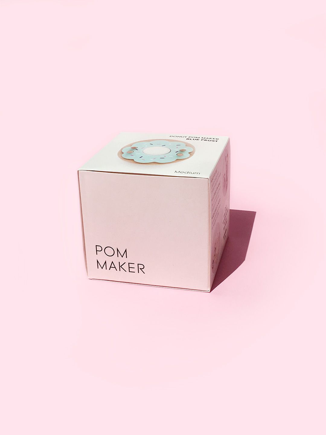 Pom Maker Donut Blue Frost - ljusblått pom-pom-verktyg munk i trä (Medium)