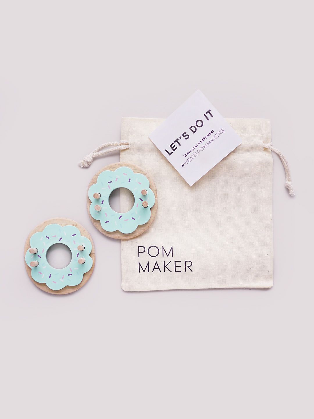 Pom Maker Donut Blue Frost - ljusblått pom-pom-verktyg munk i trä (Medium)