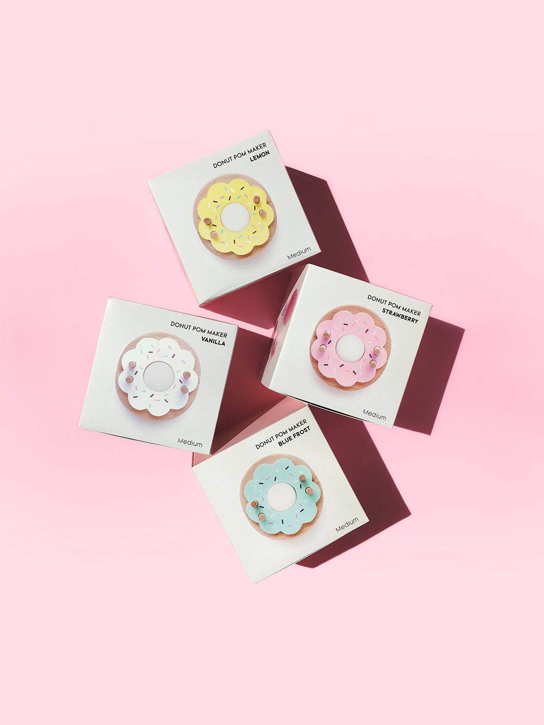 Pom Maker Donut Blue Frost - ljusblått pom-pom-verktyg munk i trä (Medium)