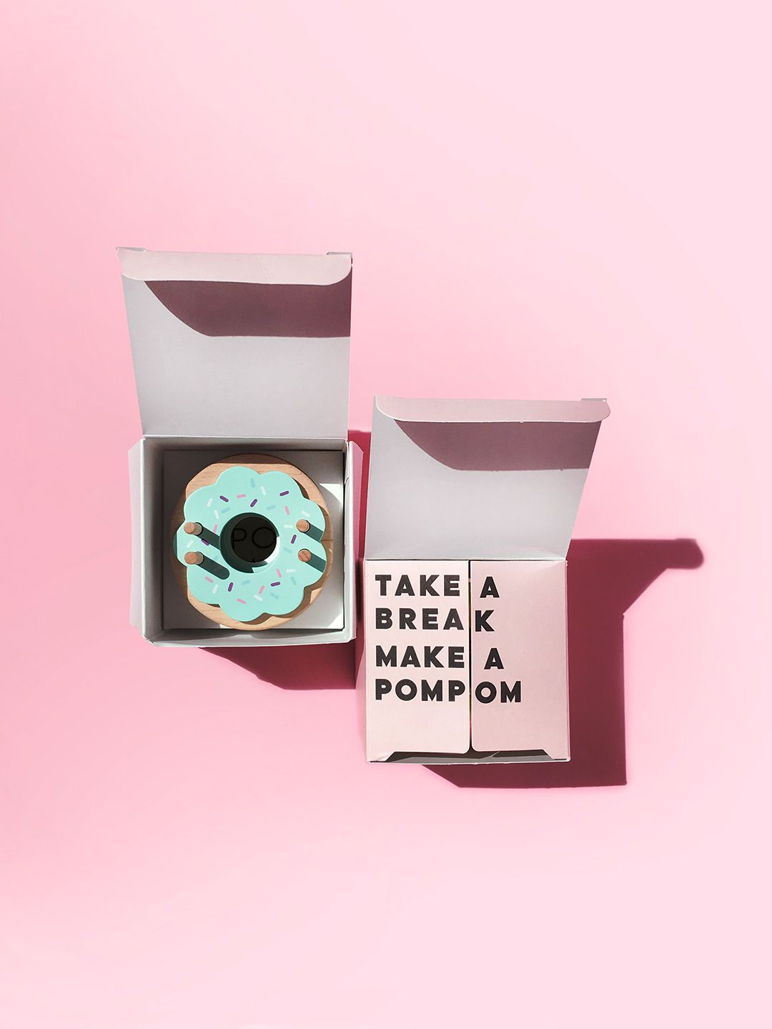 Pom Maker Donut Blue Frost - ljusblått pom-pom-verktyg munk i trä (Medium)