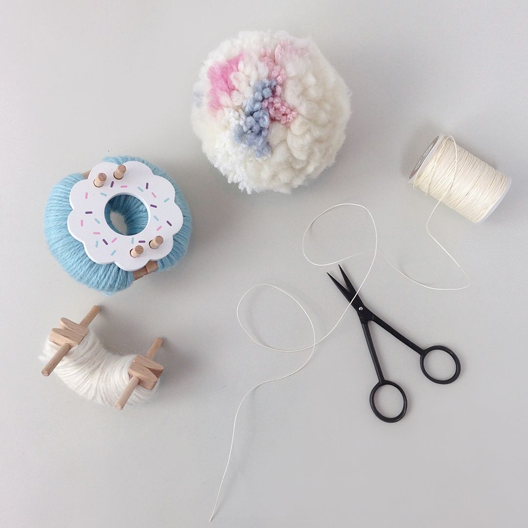 Pom Maker Donut Blue Frost - ljusblått pom-pom-verktyg munk i trä (Medium)